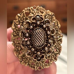Gold tone vintage floral brooch